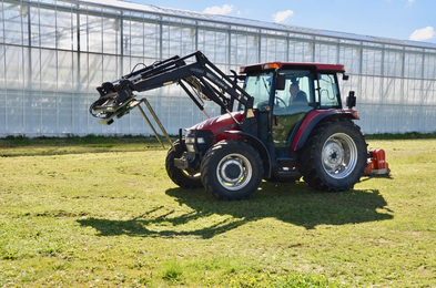 Die Wiese wird gemäht.